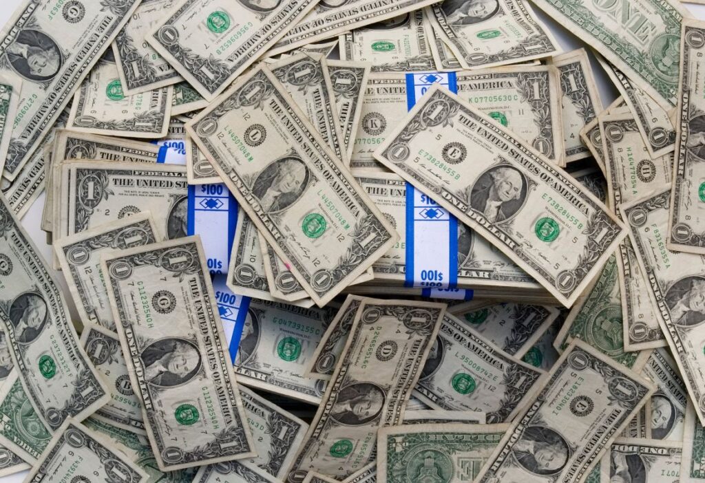 Focus mantém Selic em 13,75% e dólar em R$ 5,20 para 2026