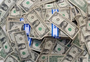 Focus mantém Selic em 13,75% e dólar em R$ 5,20 para 2026